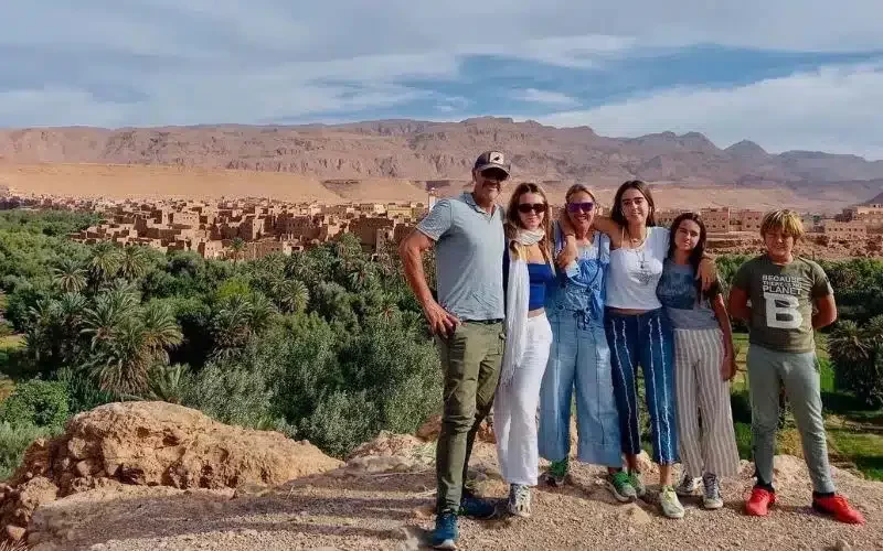 Familia descubriendo Marruecos